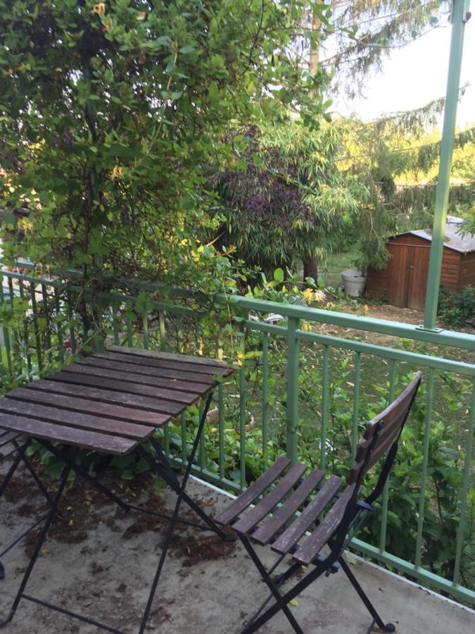 Bed and Breakfast Sous La Tour Agencourt Exterior foto