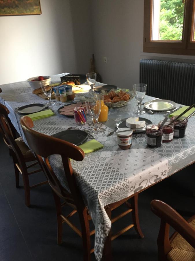 Bed and Breakfast Sous La Tour Agencourt Exterior foto