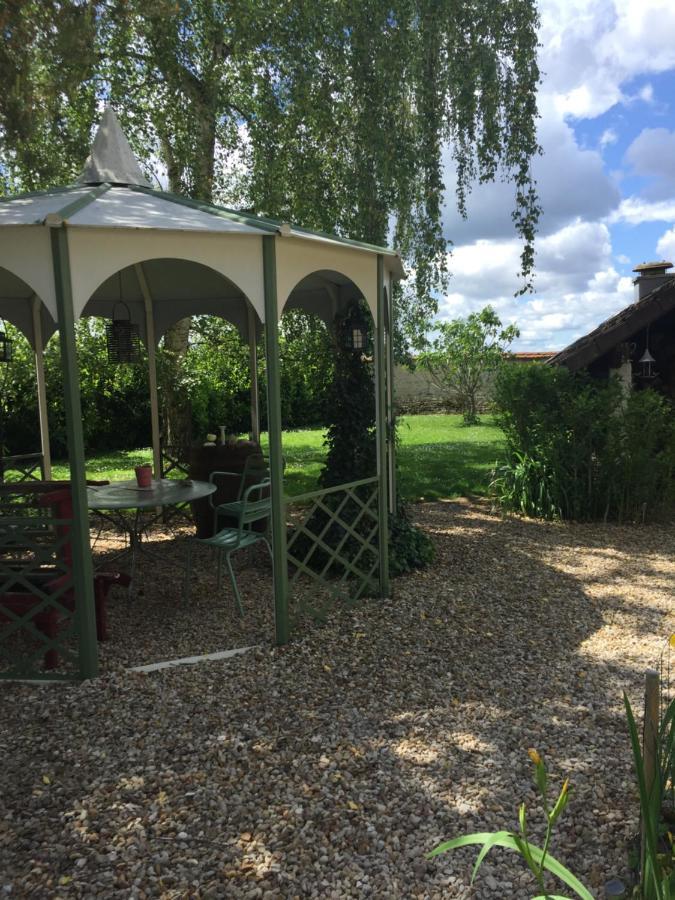 Bed and Breakfast Sous La Tour Agencourt Exterior foto