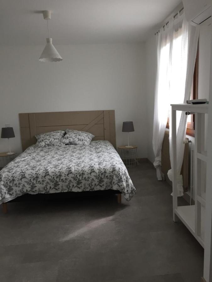 Bed and Breakfast Sous La Tour Agencourt Exterior foto